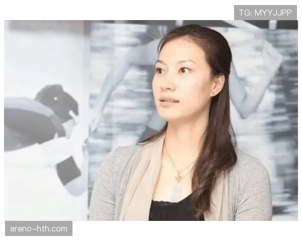 刚刷到谢杏芳拎菜篮跟小区阿姨聊家常，脑子里却还循环着她赛场那张冷脸，代入不上