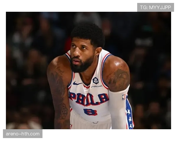 乔治今天穿得像个贵妇，球场上演反差大戏了吧？